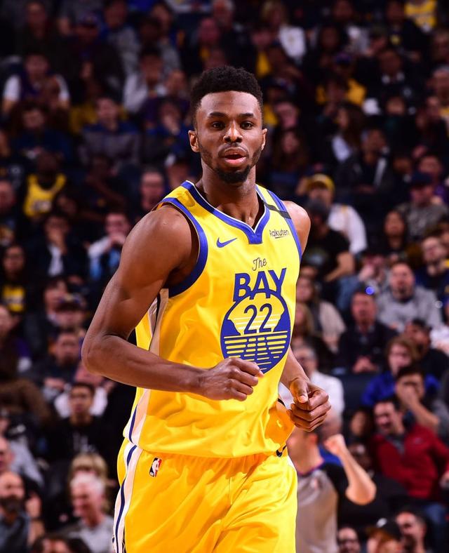 东契奇低位背身单打，展现篮球大师风范（东契奇背身低位单挑，尽显大师级篮球艺术）