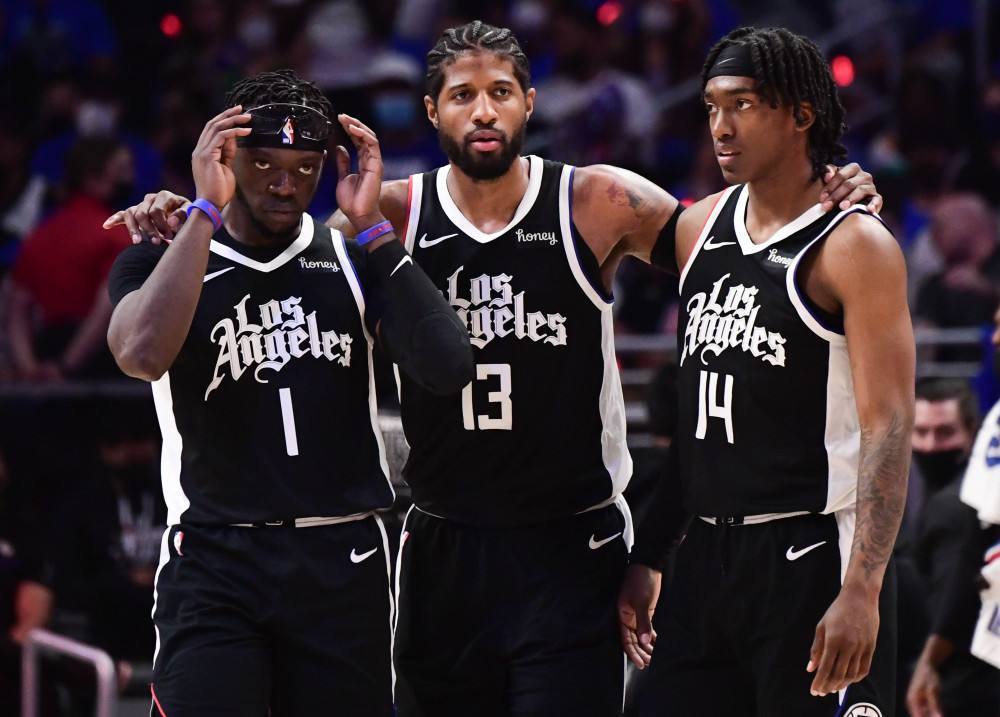 “封神”助力续航绿茵梦想，新鹏城与台铃举行车辆交付仪式（封神加持续航绿茵征程，台铃携手新鹏城完成车辆交付）