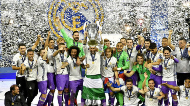 卡斯尔借掩护，科内特空接暴扣惊艳全场（卡斯尔巧借挡拆，科内特空接劈扣震撼全场）