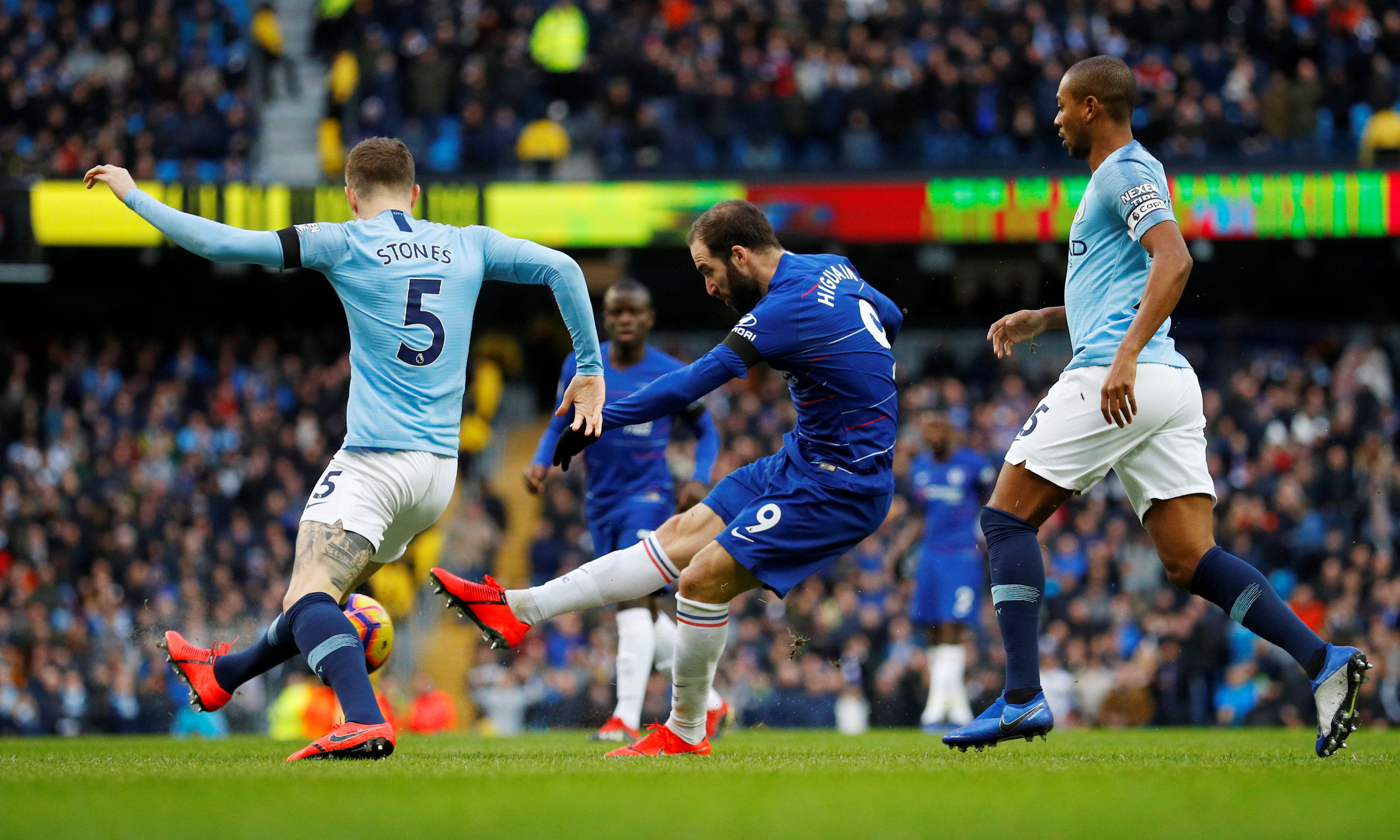 进球+造乌龙，麦克托米奈当选那不勒斯2-0卡拉巴赫全场最佳（麦克托米奈一球一造乌龙，那不勒斯2-0卡拉巴赫之战当选全场最佳）