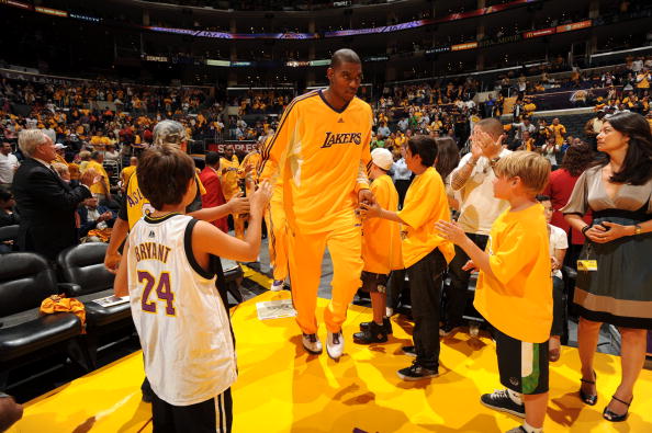 拉菲尼亚归来，巴萨重振雄风（拉菲尼亚回归，巴萨再现锋芒）