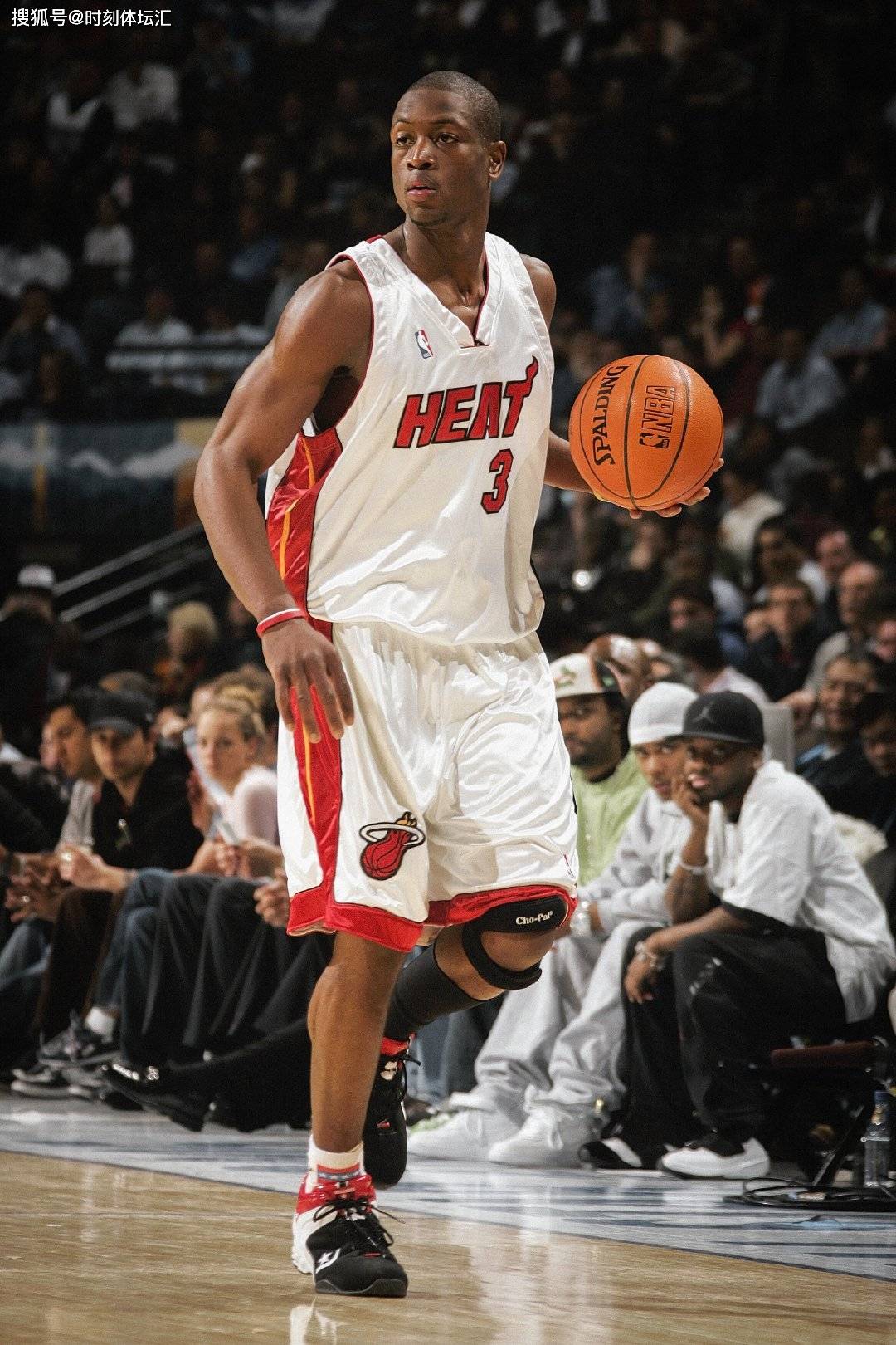 张外龙：曾跟球迷承诺一定会回到重庆；跪谢最努力的球员们（张外龙：曾向球迷承诺必回重庆；跪地致谢最拼的球员）