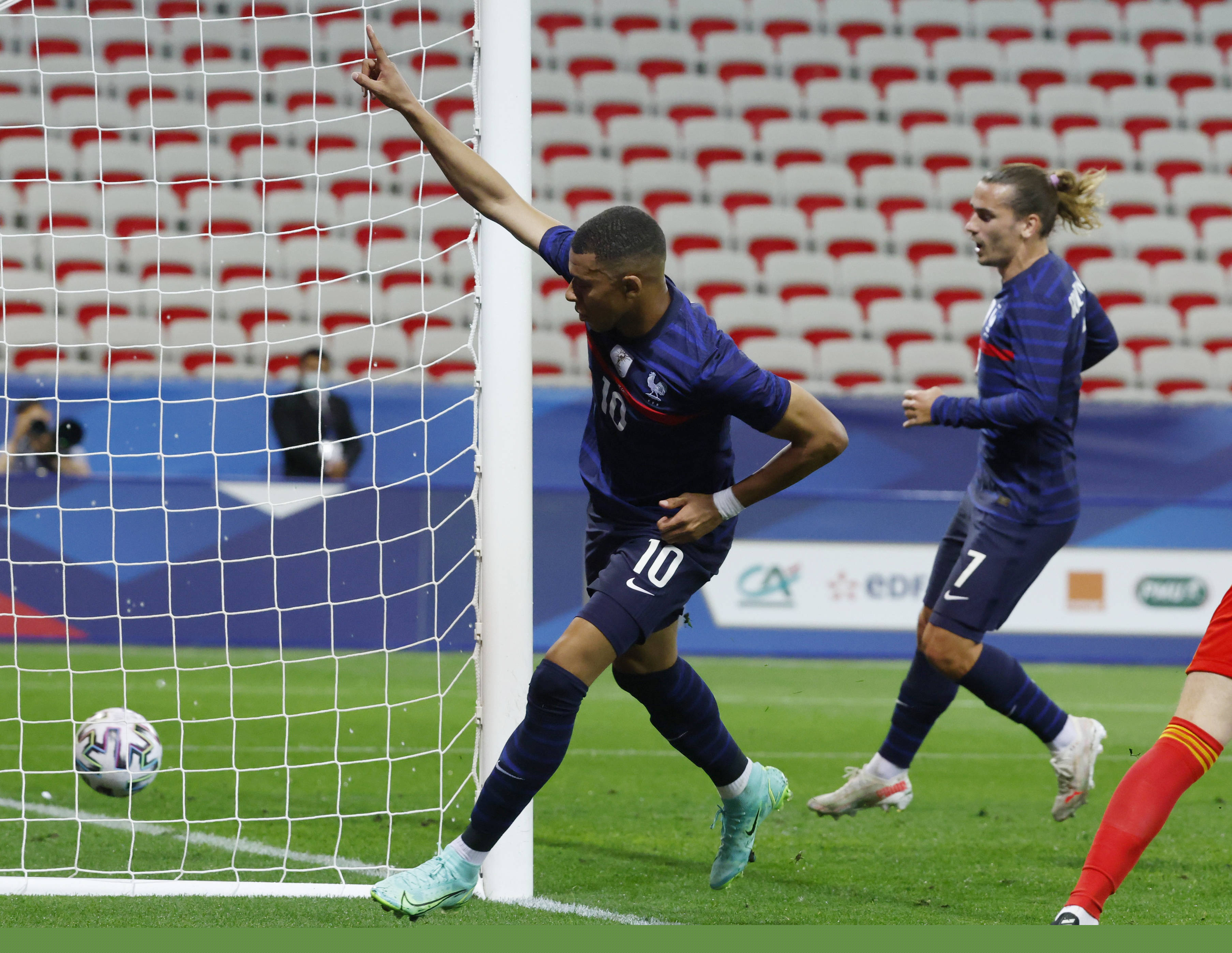 路易斯-迪亚斯本赛季德甲3次单场传射，同期五大联赛并列第一（本赛季德甲，路易斯-迪亚斯已三度单场传射，五大联赛同期并列第一）