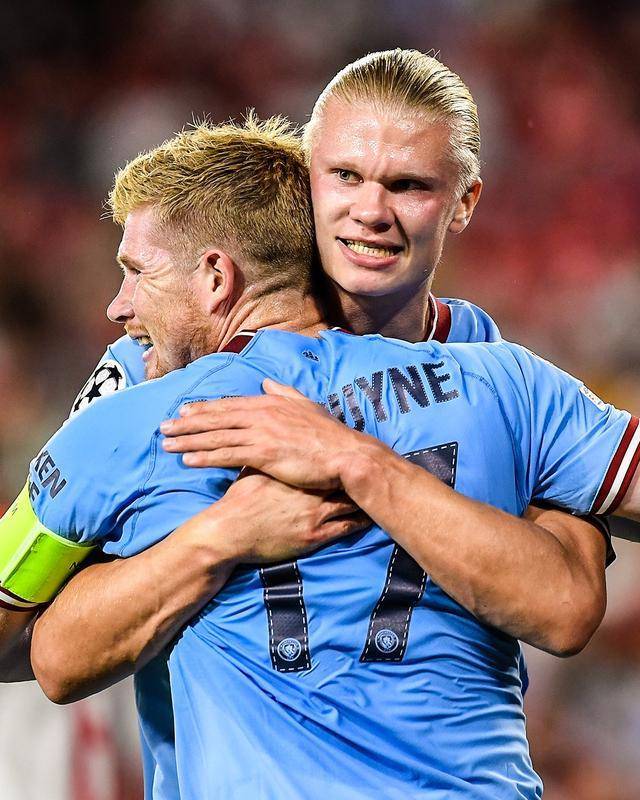 国乒多人香港街头行！王曼昱大笑露齿：8连胜张本美和国乒唯一（国乒众将香港街头漫步！王曼昱笑露齿，对张本美和豪取8连胜成队内唯一）