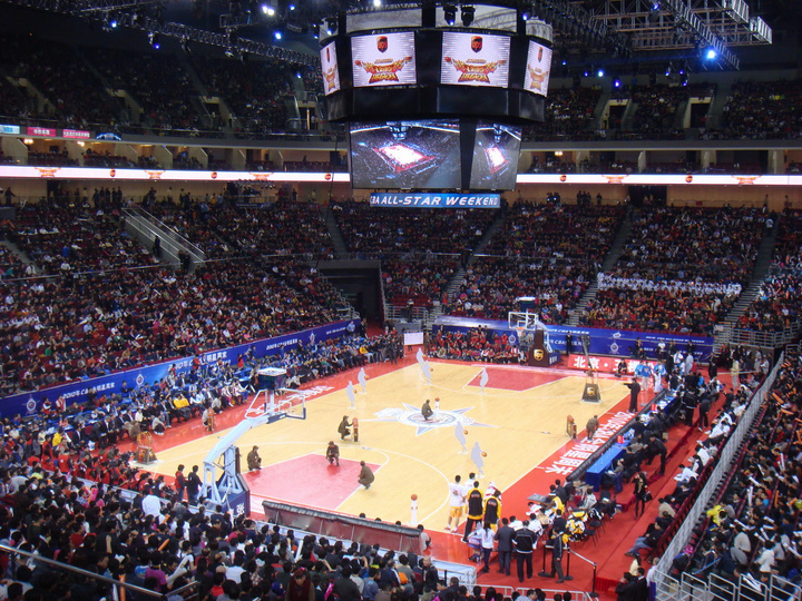 欧冠决赛用球谍照：包含白+深紫，灵感来自举办城市布达佩斯（欧冠决赛用球曝光：白+深紫配色，灵感源于主办城市布达佩斯）