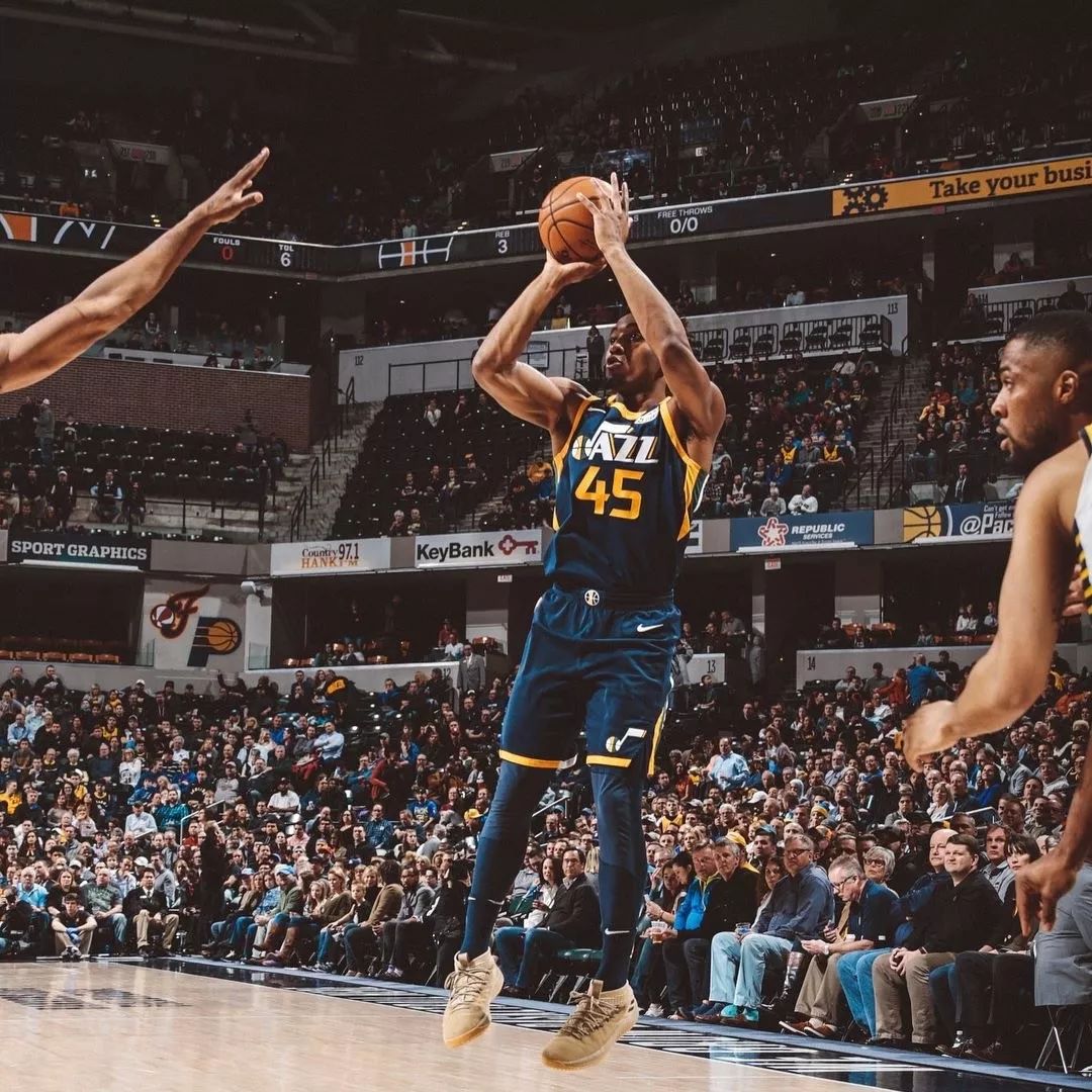 球星用表现撑起一片天（巨星凭实力扛起全场）