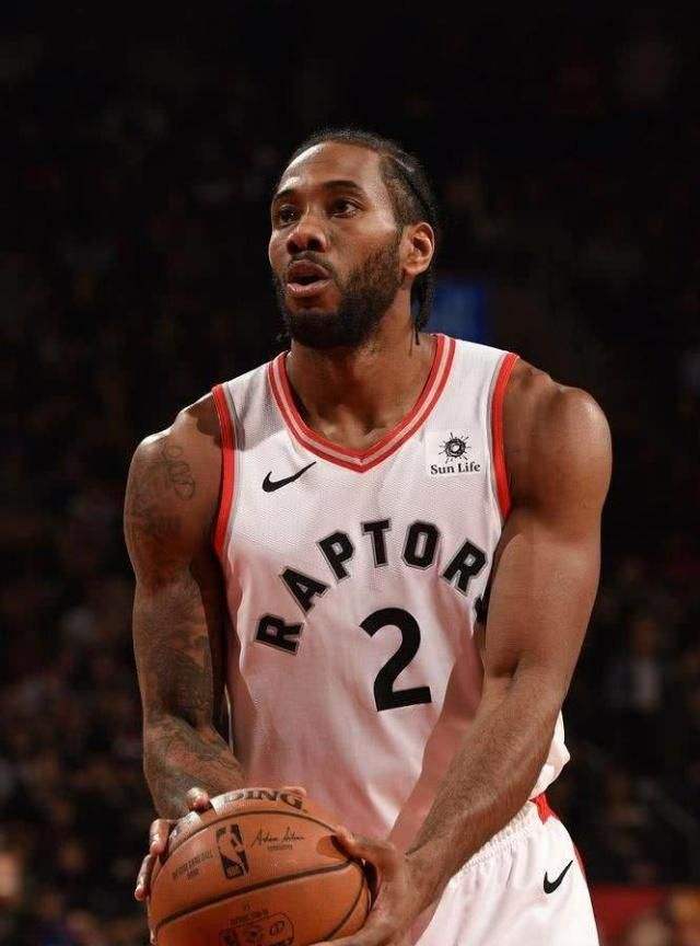 近距离看下爱德华兹的绝平三分，真的是大心脏！（近距离直击爱德华兹压哨追平三分，太稳了！）