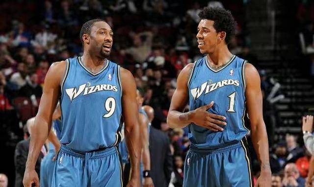 太丝滑了！约基奇上半场10中5得12分5板6助1断2帽 三分4中2（约基奇半场高效：10投5中拿下12分5板6助1断2帽，三分4投2中）