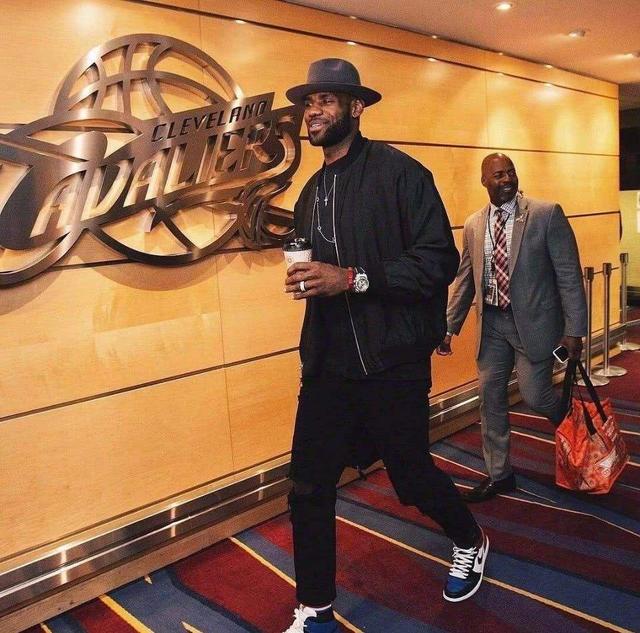 快船131-116击败黄蜂！哈登创79年NBA纪录，前无古人（快船131-116力克黄蜂，哈登缔造NBA79年纪录，史无前例）