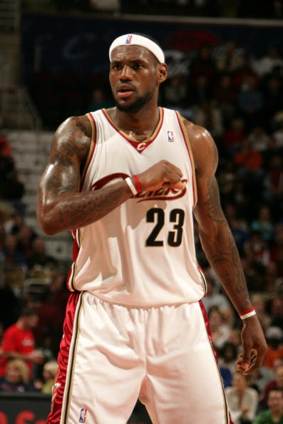 中场球员的职责是什么？（中场球员的主要职责有哪些？）