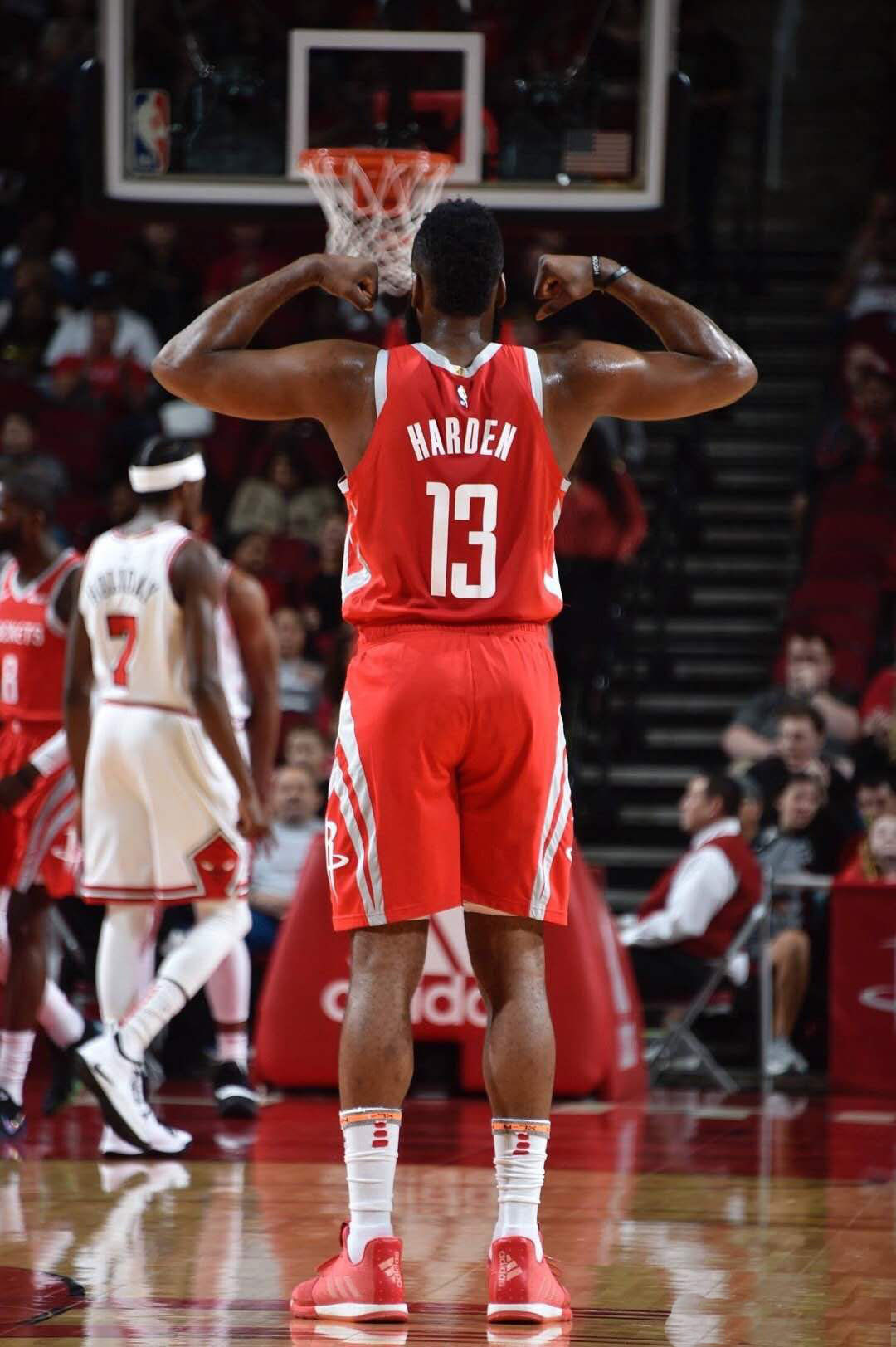 成都金牛公安：蓉城vs河南期间，两名观众做出侮辱性动作被行拘（金牛公安通报：蓉城对阵河南时两名观众因侮辱性举动被行拘）