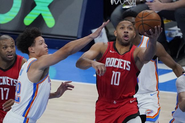 扛起尼克斯进攻！布伦森半场17中10轰下25分（布伦森半场17投10中砍下25分，撑起尼克斯进攻）