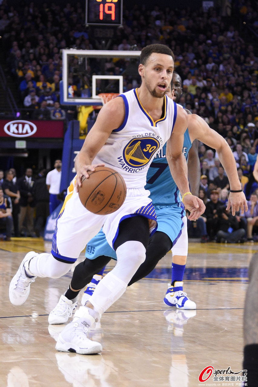 CBA付费模式探讨：一场商业与情怀的碰撞（CBA付费观赛之辩：商业利益与球迷情怀的博弈）