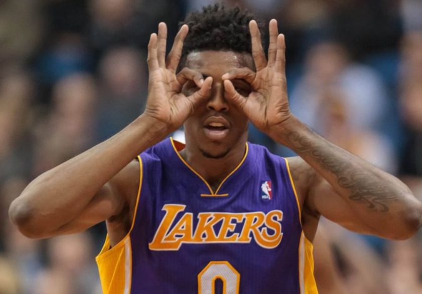 RMC：巴黎大巴被毕包球迷石块袭击，所幸并无人员受伤（RMC：毕包球迷向巴黎大巴投掷石块，所幸无人受伤）