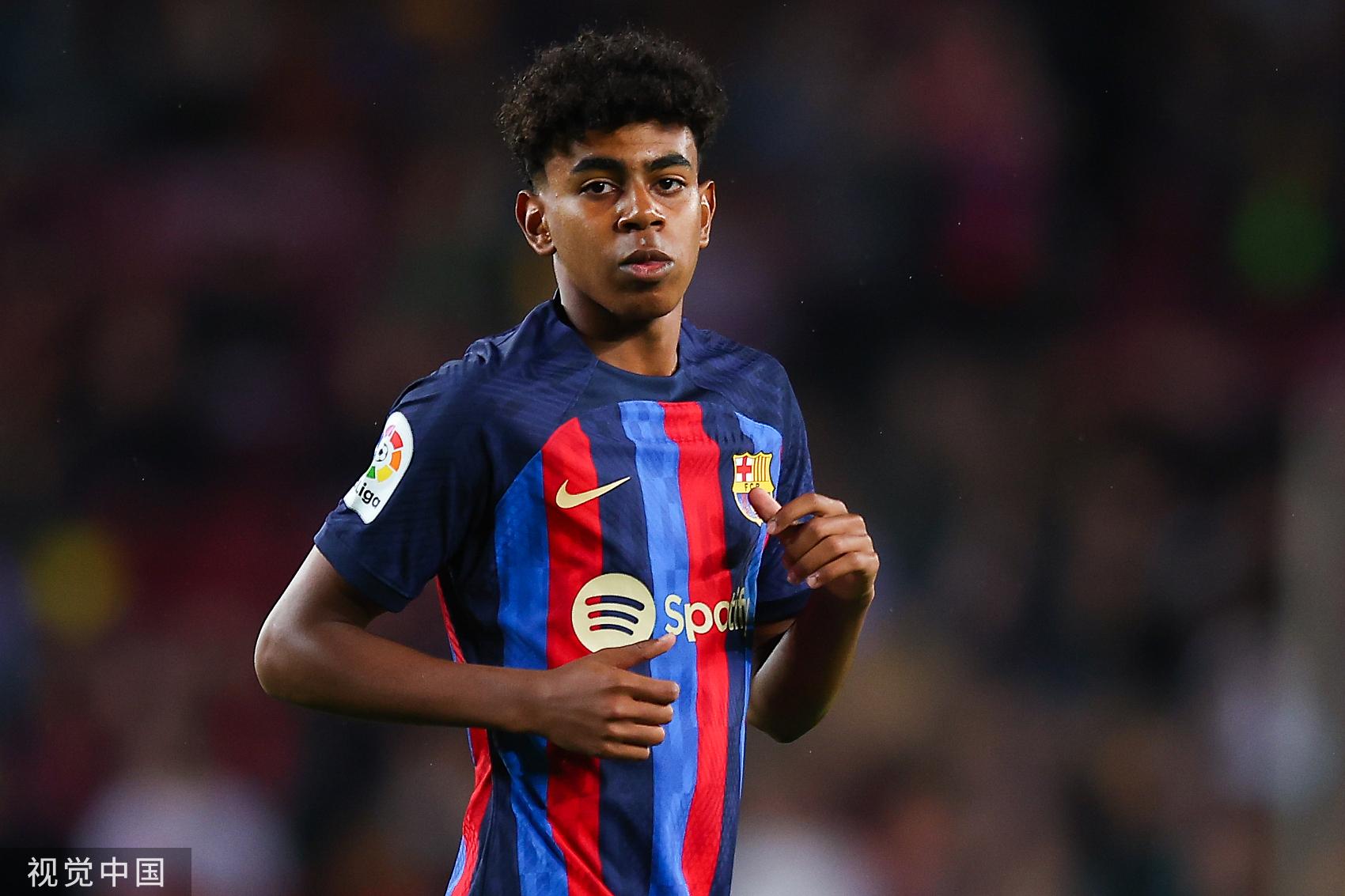 诺坎普新王？17岁的亚马尔和梅西谁更强？（诺坎普新王之争：17岁亚马尔能否比肩梅西？）